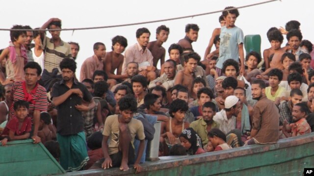 Thuyền nhân người Rohingya chờ được giải cứu ngoài khơi Đông Aceh, Indonesia.