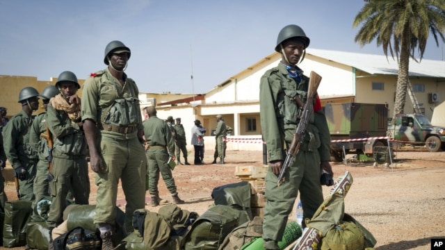 Miembros del ejército de Malí se dirigen al pueblo de Tombuctú con el apoyo de Francia para enfrentar a los extremistas.