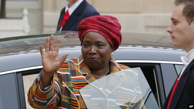 Chairperson of the African Union, Nkosazana Dlamini-Zuma waves as she leaves the Elysee Palace in Paris, November 14, 2012. 