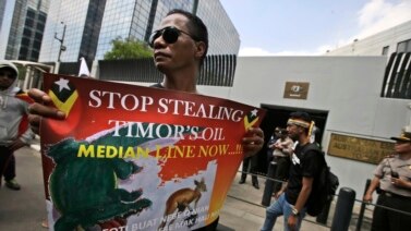 Người biểu tình giương biểu ngữ ủng hộ Đông Timor trong vụ tranh chấp dầu khí với Úc, bên ngoài Đại sứ quán Australia ở Jakarta, Indonesia, 24/3/2016.