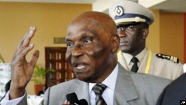 Senegalese President Abdoulaye Wade speaks to journalists at the end  of the 15th African Union Summit in Kampala, 27 Jul 2010