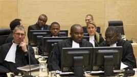 Jean-Pierre Bemba assis derrière ses avocats