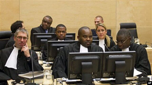 Jean-Pierre Bemba assis derrière ses avocats