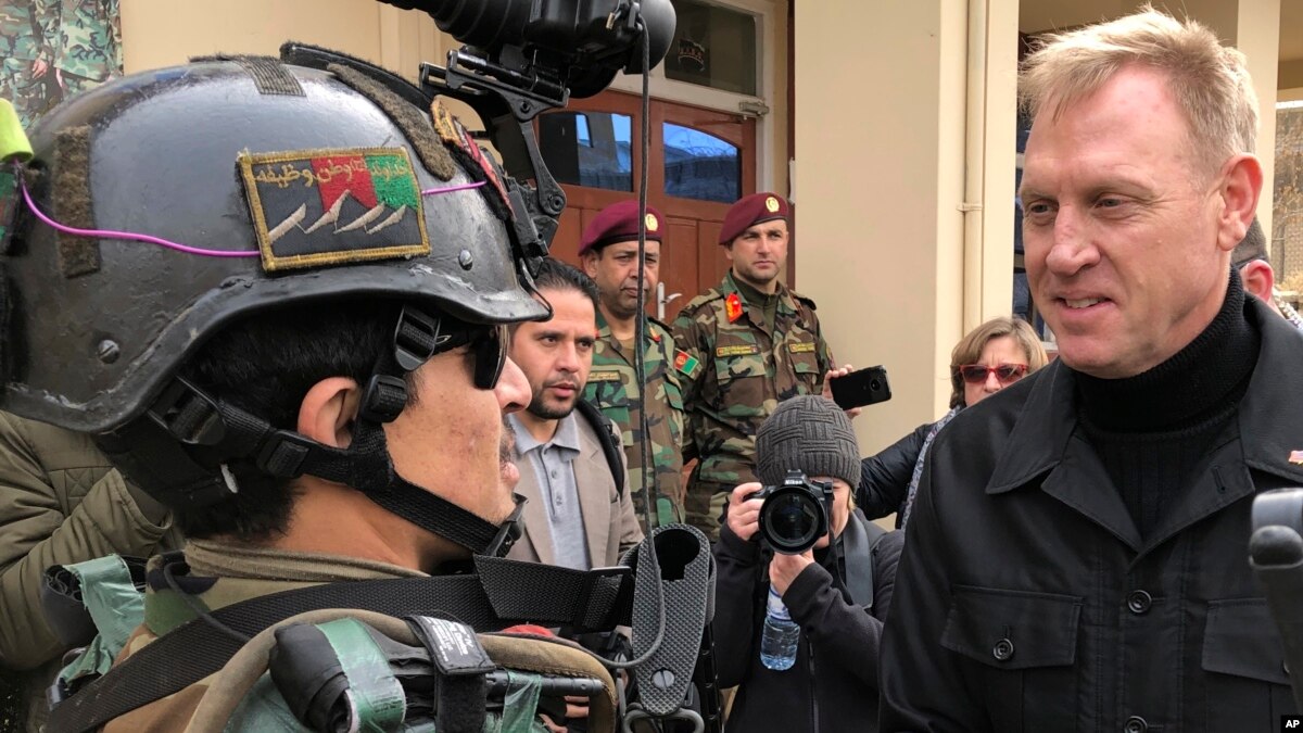Jefe de Pentágono llega a Afganistán en esfuerzo para la paz