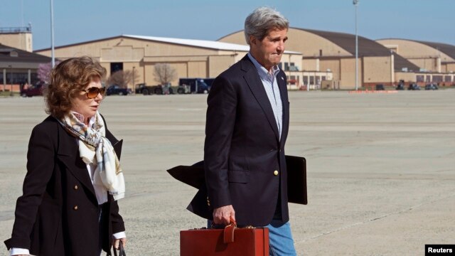 Ngoại trưởng Mỹ John Kerry và phu nhân Teresa Heinz Kerry đáp máy bay tại Căn cứ Không quân Andrews ở Maryland, ngày 6/4/2013. 