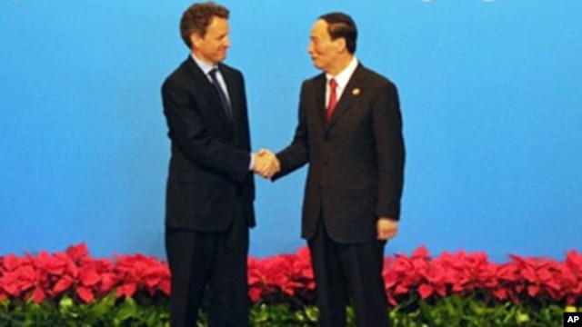 US Treasury Secretary Timothy Geithner and Chinese Vice Premier Wang Qishan (file photo)