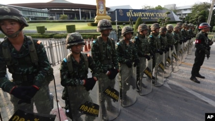 Thai soldiers stand in line blocking the entrance to the Army Club in Bangkok, Thailand, May 22, 2014.  