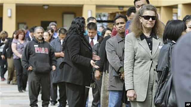 Job applicants wait in line at a job fair in San Jose, California, March 22, 2011 (file photo)