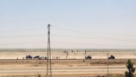 Lực lượng an ninh Iraq rút khỏi Ramadi, thủ phủ của tỉnh Anbar, 115 km về phía tây Baghdad, ngày 17/5/2015. Vì các lực lượng Iraq từ bỏ hầu hết các vị trí của họ bên trong thành phố, Hoa Kỳ và liên minh phải dựa vào không lực để tìm cách đẩy lui các chiến binh Nhà nước Hồi giáo.