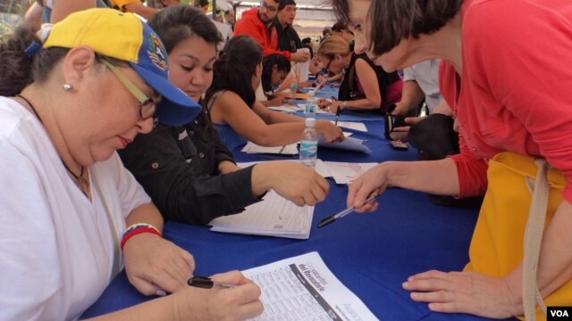 El presidente Maduro ha amenazado con una “demanda de resarcimiento” contra la Mesa de la Unidad Democrática (MUD) que convocó a la recolección de firmas, si se detecta alguna firma falsificada. [Foto: Álvaro Algarra, VOA]