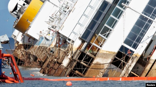 Tàu du lịch Costa Concordia mắc cạn ngoài khơi nước Ý.