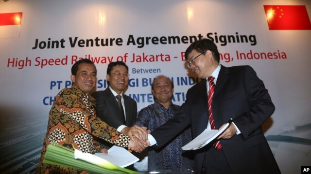 2015年10月16日，中国驻印度尼西亚大使谢峰（左二）、中国铁路国际有限公司董事长杨忠民（右一）与印尼方面公司代表在雅加达签署了修建印尼高速铁路的协议。