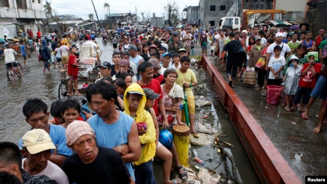 Nạn nhân bão Haiyan xếp hàng chờ lãnh gạo tại thành phố Tacloban, miền trung Philippines, ngày 12/11/2013.