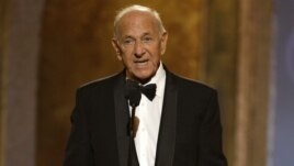 Jack Klugman habla durante la 62 Ceremonia de los premios Tony. El actor murió el 24 de diciembre, a la edad de 90 años.