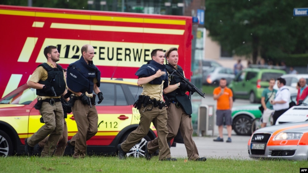 Cảnh sát đi gần trung tâm mua sắm ở Munich nơi xảy ra vụ xả súng ngày 22 tháng 7 năm 2016.