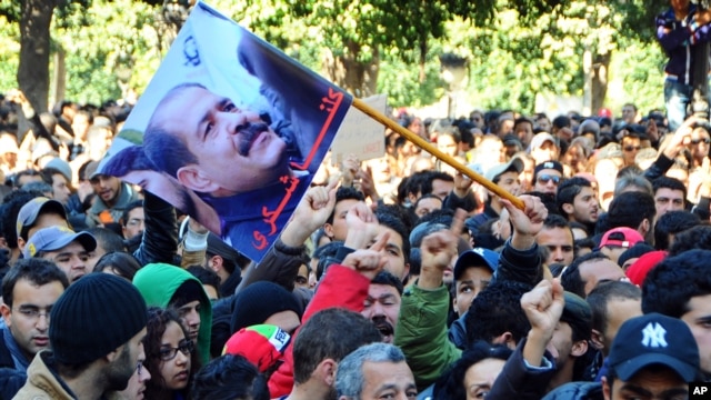Protesters gather on Tunis' main avenue after a Tunisian opposition leader critical of the Islamist-led government was gunned down as he left home, February 6, 2013. 