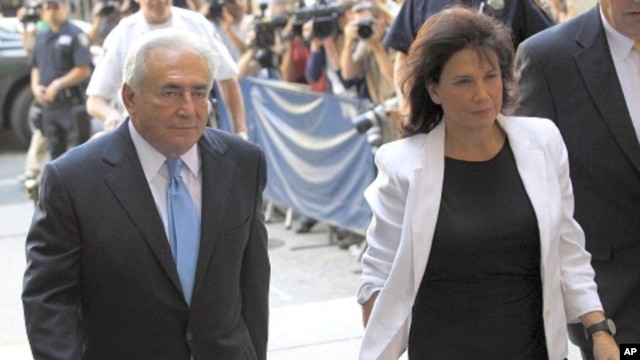 Former IMF chief Dominique Strauss-Kahn (L) and his wife Anne Sinclair arrive for a hearing at the New York State Supreme Courthouse in New York July 1, 2011.