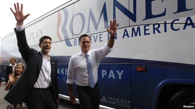 Mitt Romney y Paul Ryan saludan al público en Norforlk, Virginia, tras anunciarse que el congresista integra la boleta republicana. 