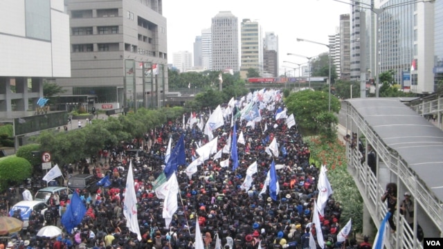 Ruas Jl MH Thamrin dari Bundaran HI menuju Jl Medan Merdeka Barat, lumpuh akibat demontrasi buruh (6/2). (VOA/Andylala Waluyo)