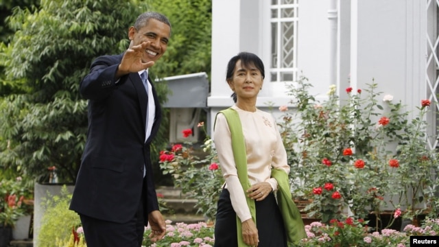 Prezidan Barack Obama ak lidè mouvman demokratik la nan Bimani, Aung Sann Suu Kyi (vizit lakay Madam Suu Kyi nan vil Rangoon, 19 novanm 2012).