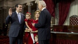 El vicepresidente Joe Biden toma juramento al senador Ted Cruz, el único hispano nuevo e el Senado.