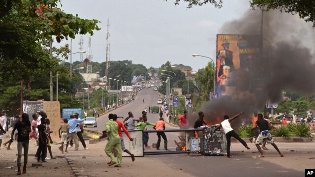 Manifestantes anti-governo nas ruas de Kinshasa esta semana protestando contra nova lei  que iria adiar as eleições de 2016