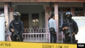 Densus 88 berjaga-jaga di luar rumah Muhammad Syarif, yang meledakkan diri di Masjid Polisi di Majalengka, Jawa Barat, April silam. (Foto: Dok).