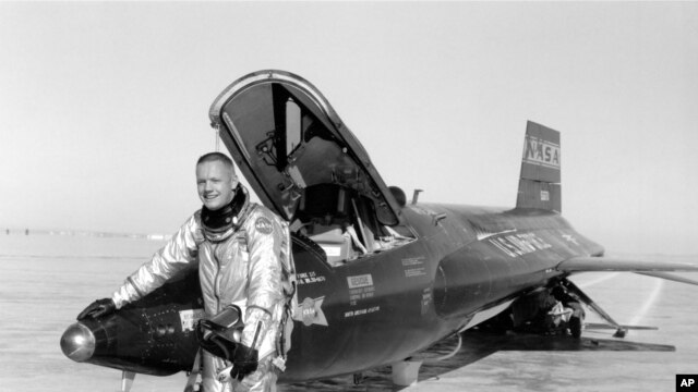 Neil Armstrong à côté d'un avion X-15.