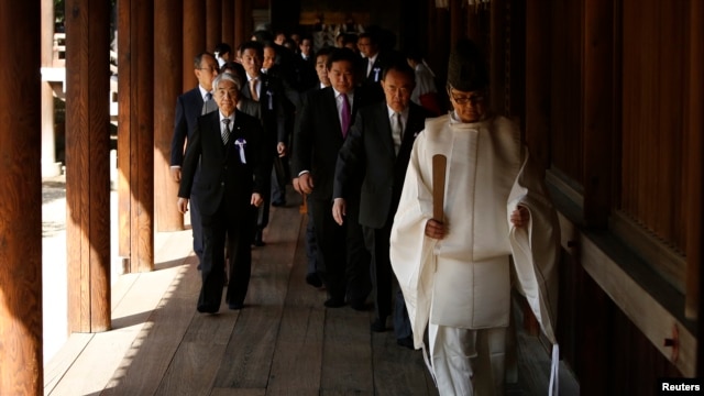 Các nhà lập pháp Nhật Bản đi theo tu sĩ Shinto vào đền Yasukuni ở Tokyo, ngày 22/4/2014.