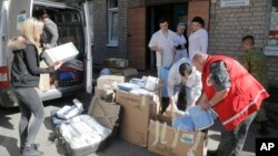 Медики и добровольцы разгружают груз для больницы от волонтерской организации. Город Артемовск. Донецкая область, Украина (архивное фото)