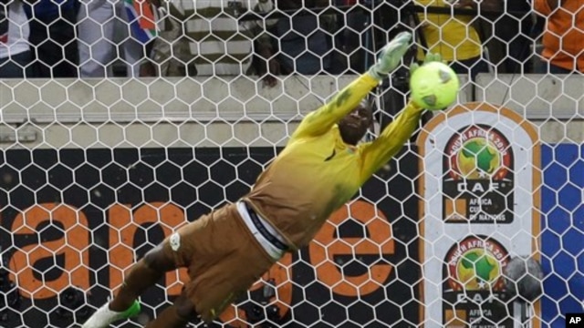 Penjaga gawang Burkina Faso, Daouda Diakite, menggagalkan tendangan penalti  Emmanuel Agyemang Badu dari tim Ghana, sehingga membawa kemenangan Burkina Faso dalam perempat final Piala Afrika di Afrika Selatan (foto: 6/2).