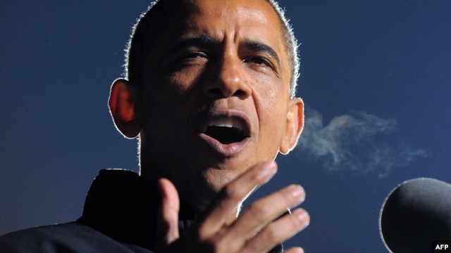 US President Barack Obama speaks at his last campaign rally in Des Moines, Iowa, on November 5, 2012.