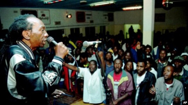 Zimbabwean pop star Thomas Mapfumo, a hero of Zimbabwe's liberation struggle, performs in Chitungwiza, south of Harare, Zimbabwe. (File Photo)