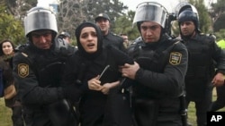 Ադրբեջանի մայրաքաղաք Բաքվում 2013 թ. հունվարի 26-ին անցկացված բողոքի ցույցի մասնակցի ձերբակալություն (արխիվային լուսանկար)