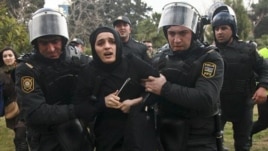 Ադրբեջանի մայրաքաղաք Բաքվում 2013 թ. հունվարի 26-ին անցկացված բողոքի ցույցի մասնակցի ձերբակալություն (արխիվային լուսանկար)