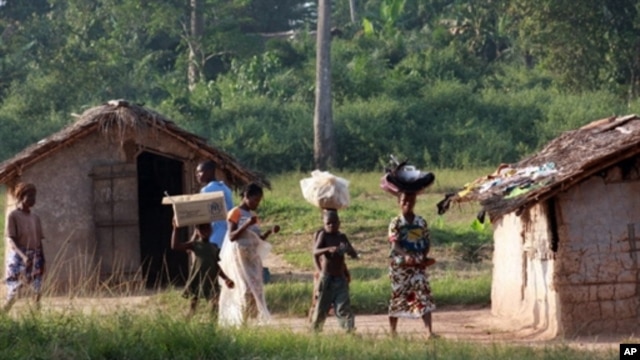 Refugees fleeing unrest in Ivory Coast are seeb arriving in Guinea (file photo)