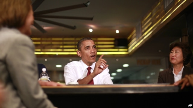 El presidente Barack Obama durante una reunión con pequeños empresarios en Taylor Gourmet en la calle U en Washington.