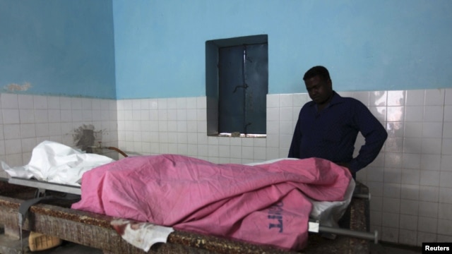 Seorang wartawan memeriksa jenazah rekannya yang tewas akibat kekerasan di Somalia (foto: dok). Kelompok HAM Human Rights Watch menuntut pembebasan wartawan yang ditahan di Mogadishu. 