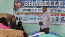 'Yan jarida a gidan radion Shabelle na tattauna hare-haren da ake kaiwa 'yan jarida a baya-bayannan. 