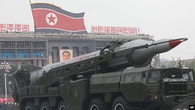 군 열병식에 등장한 북한의 탄도 미사일