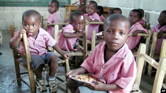 To encourage school attendance and ensure healthy minds and bodies, WFP supplies a nutritious daily lunch to more than 400,000 pupils in 850 primary schools