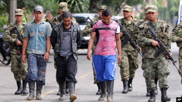 Binh sĩ Colombia đi cùng với 3 thành viên nhóm nổi dậy FARC ra đầu hàng quân đội