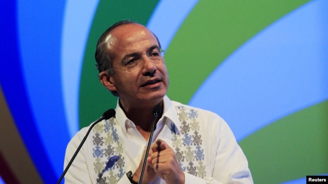 El presidente Felipe Calderón se dirige a los líderes empresariales, antes de la Cumbre de las Américas, en Cartagena.