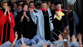 El presidente de Estados Unidos, Barack Obama, al recibir la "Medalla de la Distinción" en Barnard, en la Universidad femenina de Columbia.