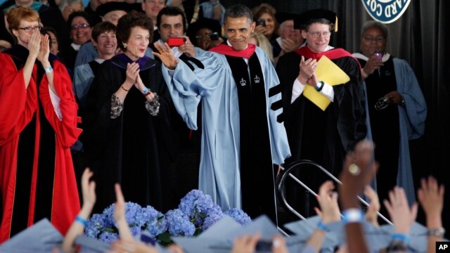 El presidente de Estados Unidos, Barack Obama, al recibir la "Medalla de la Distinción" en Barnard, en la Universidad femenina de Columbia.