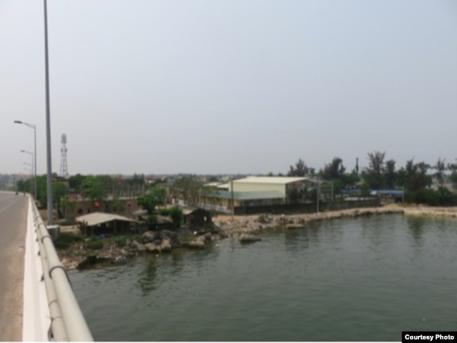 Khu văn phòng & nhà ở công nhân (bên trái) và khu nhà xưởng (bên phải) nhìn từ cầu Cửa Việt.