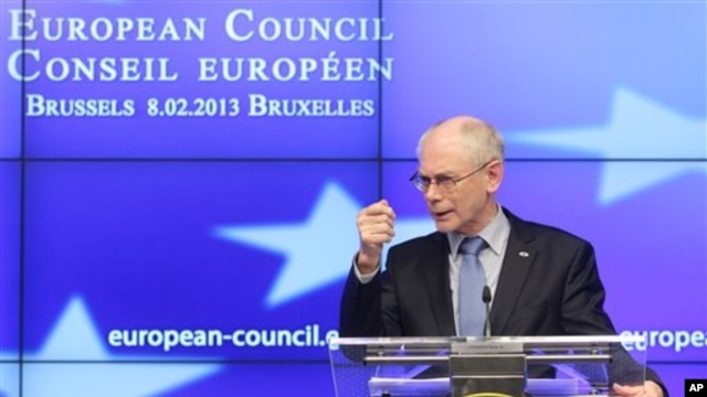 Chủ tịch Hội đồng châu Âu Herman Van Rompuy nói chuyện với các nhà báo khi kết thúc Hội nghị Ngân sách EU tại Brussels, 8/2/13