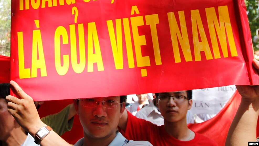 Người biểu tình phản đối Trung Quốc trong cuộc tuần hành ở Hà Nội hôm 5/6/2011.