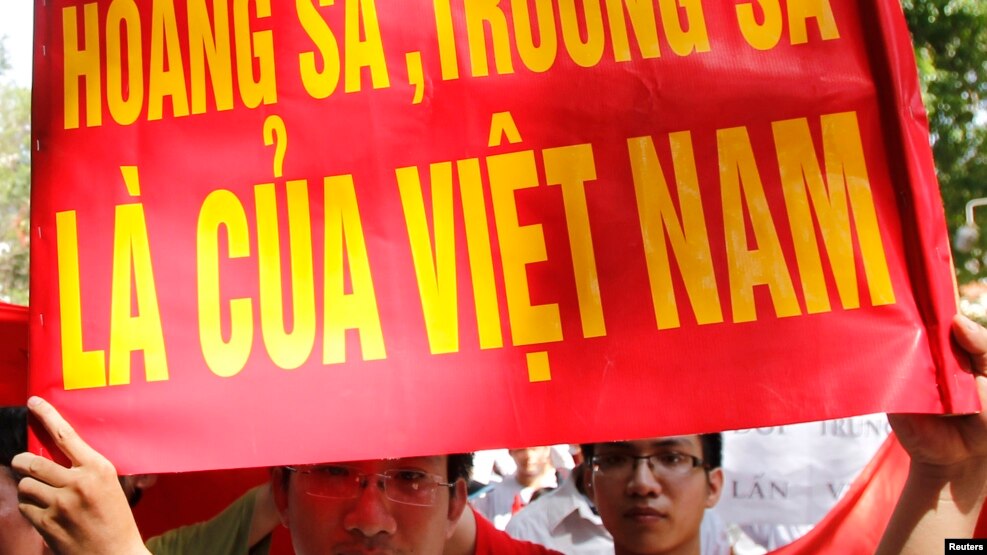 Người biểu tình phản đối Trung Quốc trong cuộc tuần hành ở Hà Nội hôm 5/6/2011.