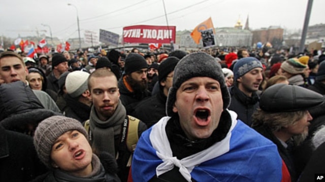 Demonstranti na moskovskom trgu Bolotnaja 10. decembra 2011 uzvikuju parole protiv Vladimira Putina. 